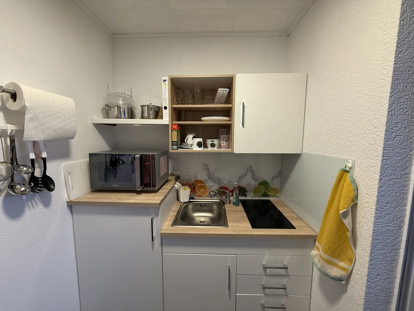 Kleine Küche der Casa Billa mit Kochfeld und Spüle