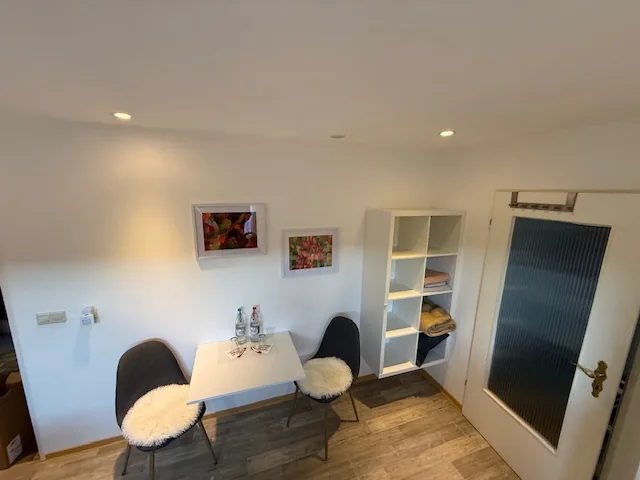 Sitzecke der Casa Billa mit zwei Stühlen und kleinem Tisch