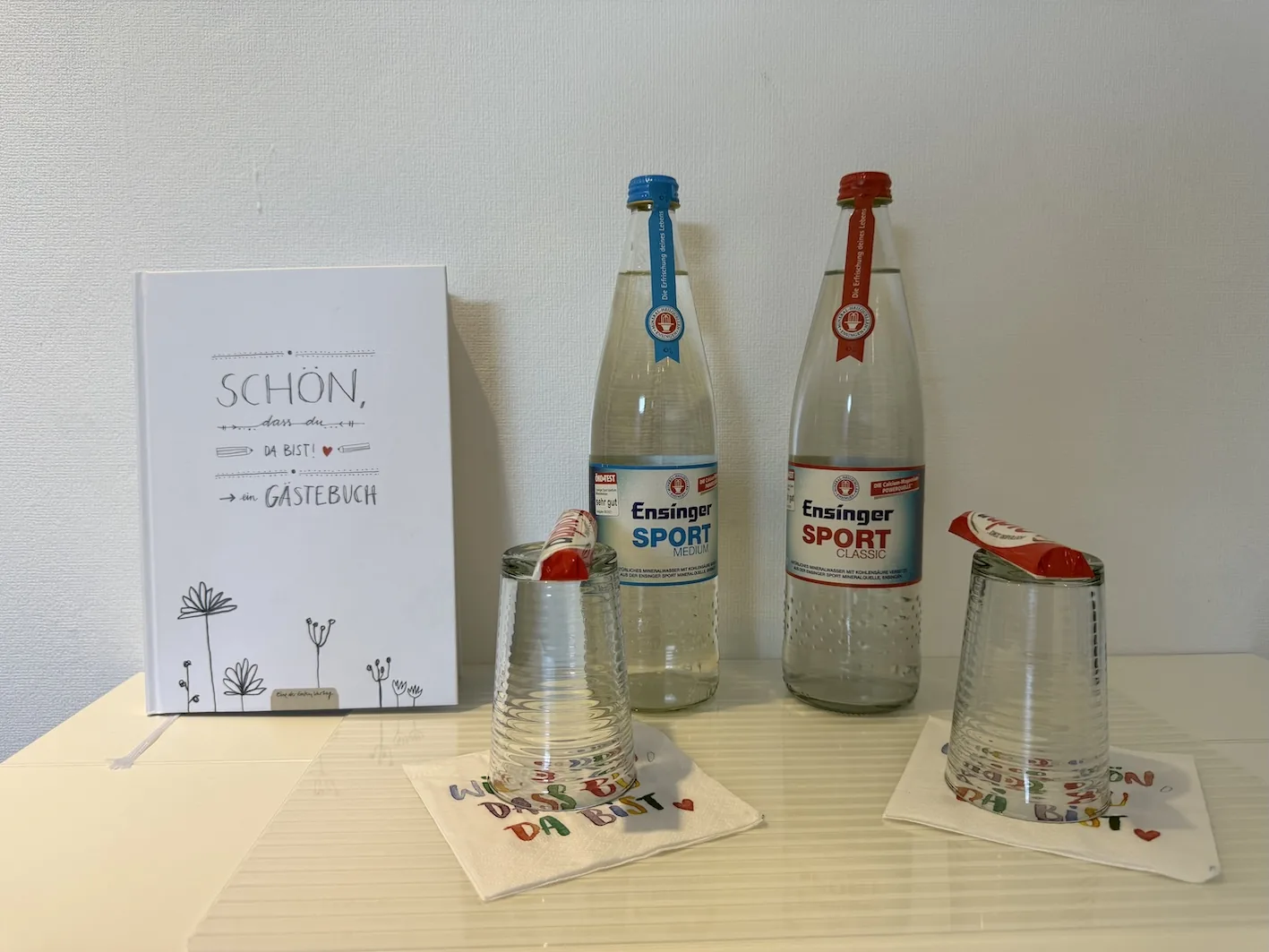 Willkommensgruß mit Gästebuch und Wasserflaschen